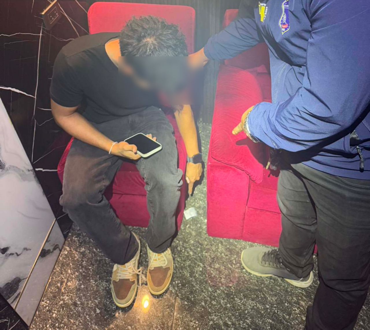 地区四警察突袭查封孔敬市两家知名酒吧，因超时营业并容留吸毒