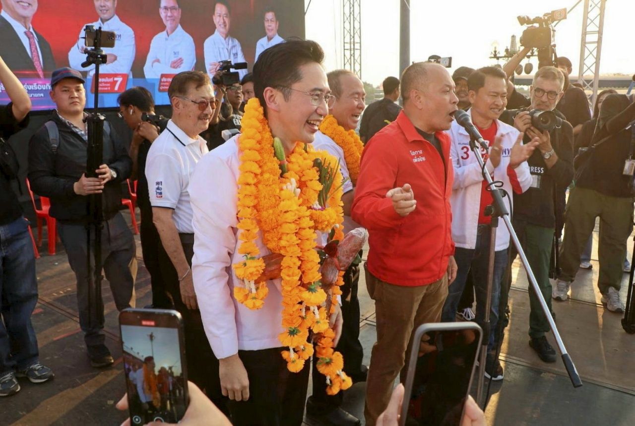 “育察南”带领为泰党在暖武里府码头拉票，随后继续在巴吞他尼府拉票，恳求成为总理