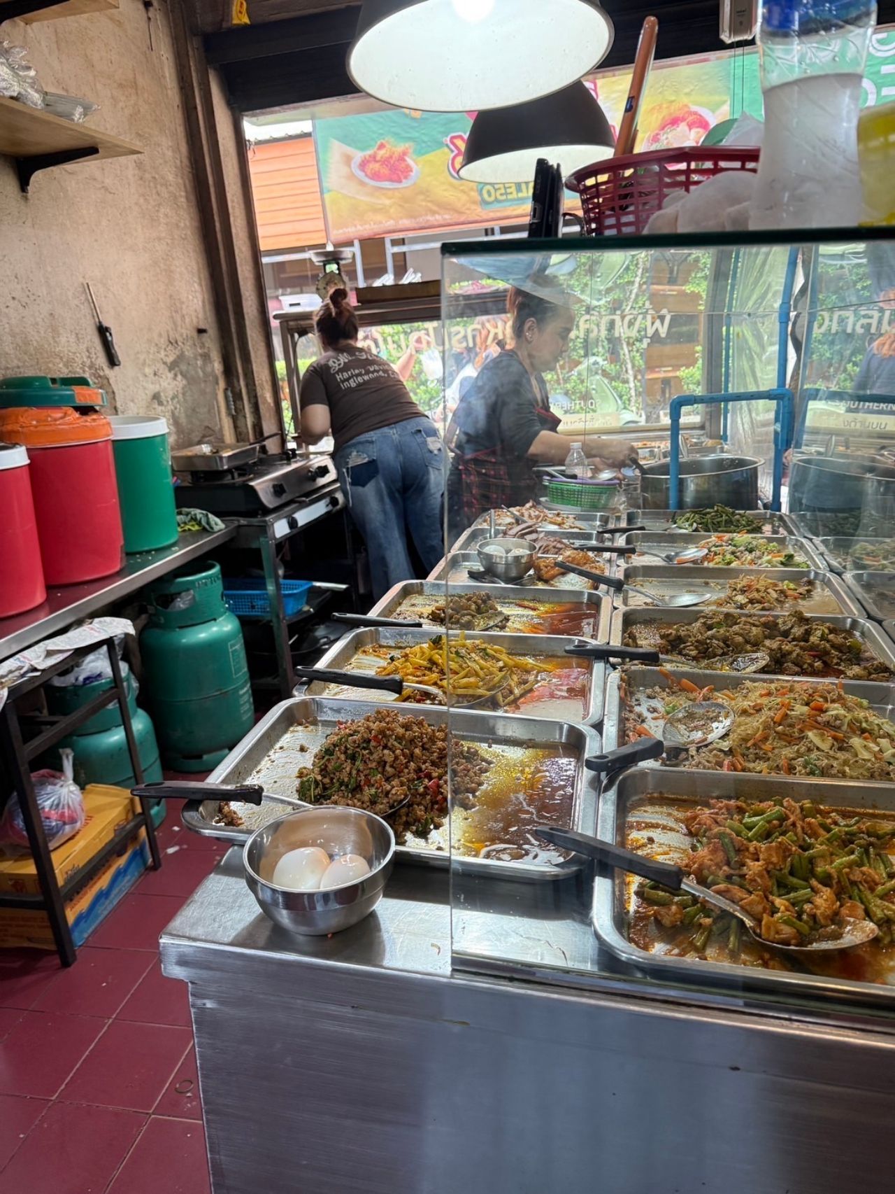 新任部长“贾图蓬·布鲁斯帕达”光顾路边便当店，同时询问价格