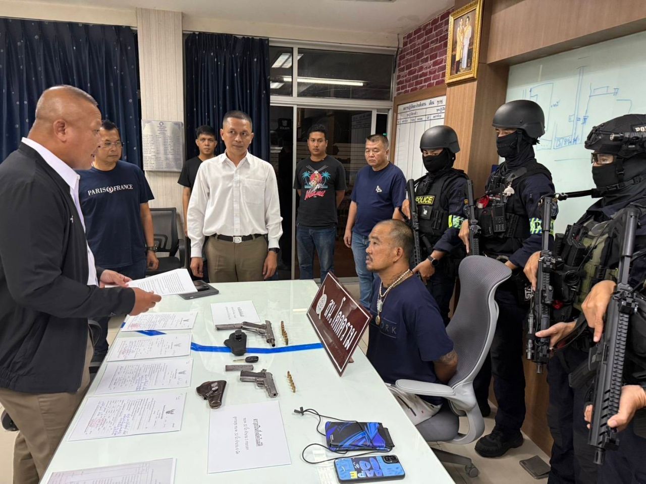警方逮捕刚出狱的年轻男子,他持有两把枪,连续犯下重罪