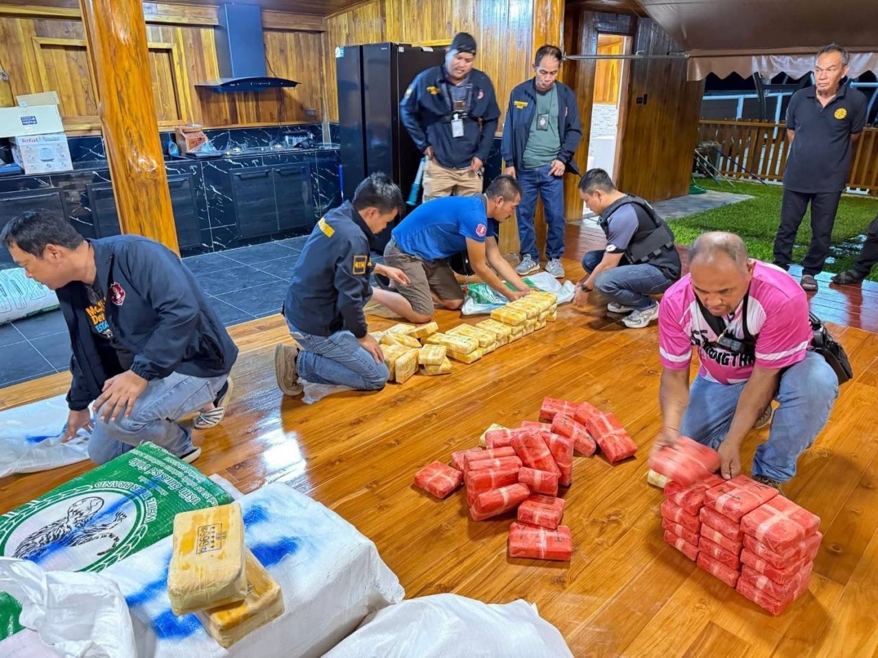 警察缴获大批毒品:364万颗摇头丸藏于豪华泰式房屋内,伪装成虾桶运输