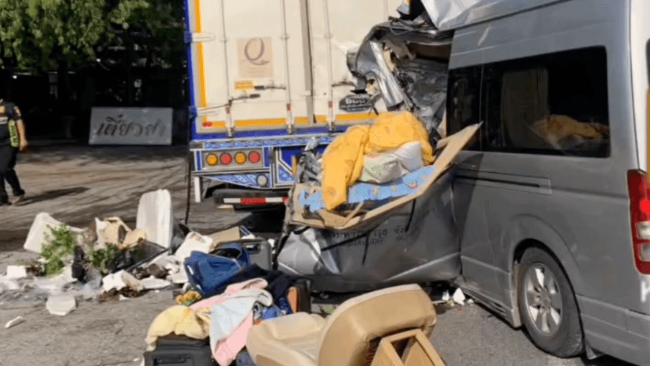 监控画面记录“校车”失去控制撞上路边停靠的十轮卡车