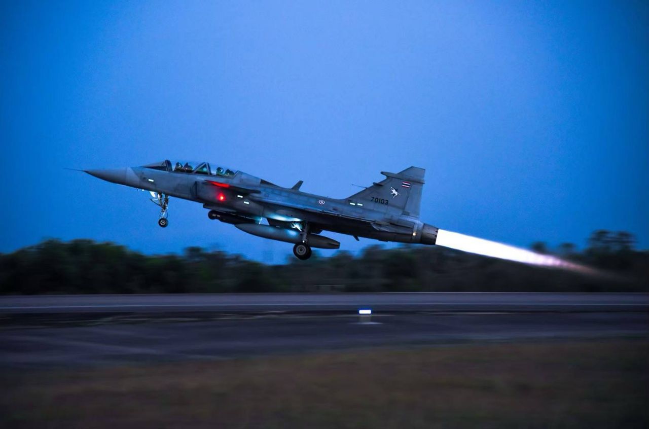 空军解释 F-16 与 Gripen 出动攻击柬埔寨作战中心，摧毁武器库