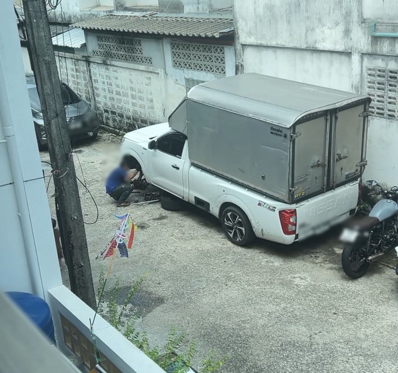 女子向媒体投诉：忍无可忍！邻居在小区内开设汽车维修店，烟雾噪音令人窒息