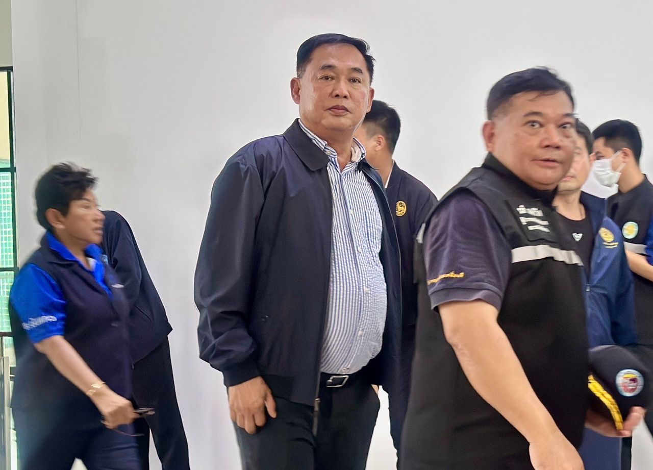 “阿努查”现身欢迎“阿努廷”视察猜纳特洪水，称尚未决定是否转投泰自豪党