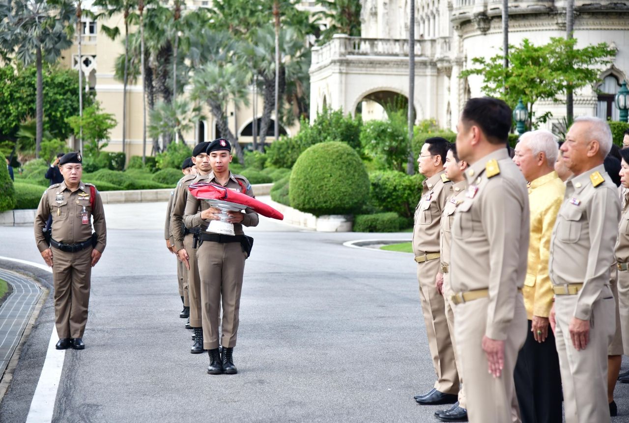 总理率部长和公务员尊重泰国国旗，纪念泰国国旗日2568年