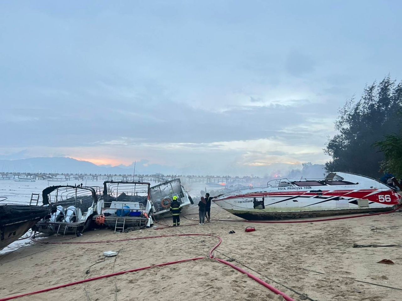 查龙码头快艇起火，损失超过20艘，普吉省长下令加快调查原因