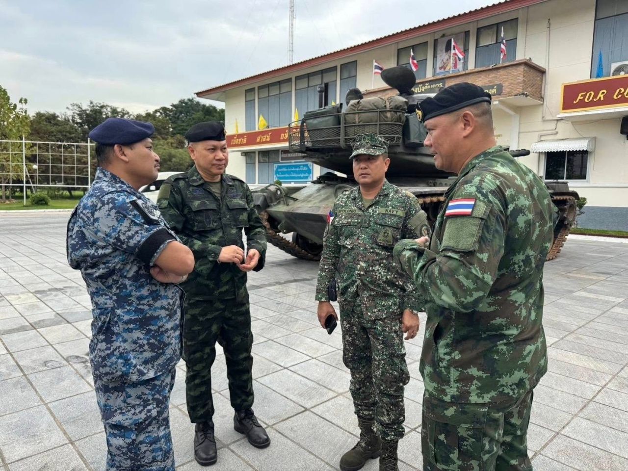 泰国军队撤回边境重型武器 移动两辆坦克返回驻地沙拉武里府