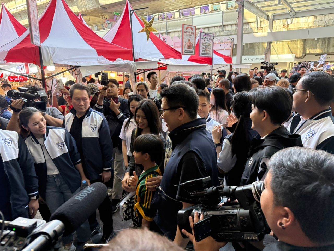 “阿努廷”乘坐轻轨进军暹罗 领导为泰自豪党竞选 民众纷纷拍照 今晚继续前往耀华力