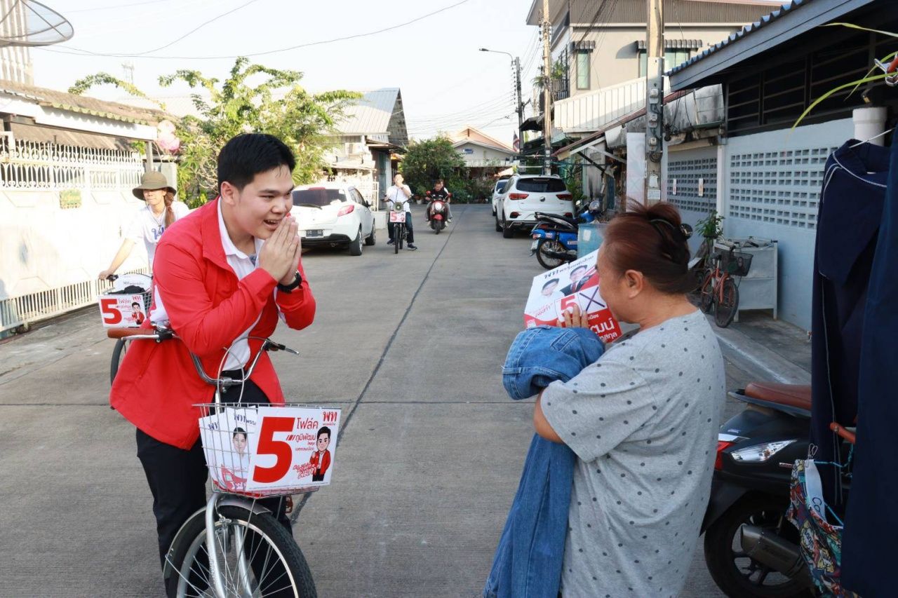 “育察南”带领为泰党在暖武里府码头拉票，随后继续在巴吞他尼府拉票，恳求成为总理