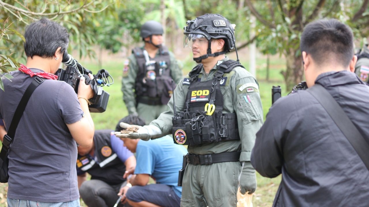 EOD小组在达叻边境冲突中调查13个炸弹坑