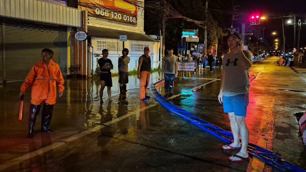 暴雨袭击清迈，山洪涌入居民家中，需4小时排水
