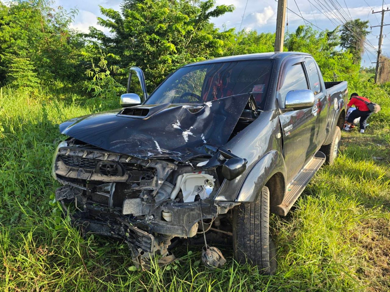 追捕肇事逃逸者：轿车撞后逃逸导致皮卡失控跨车道，两轮车夫妻一死一重伤