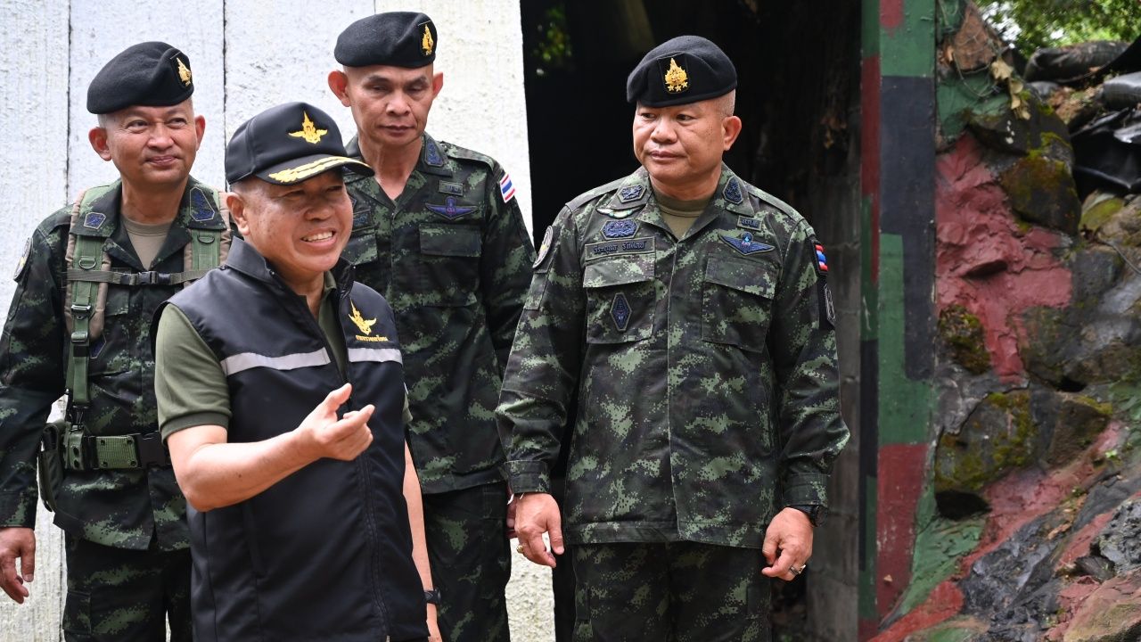 “小卜” 视察泰柬边境，迎接和鼓舞军队