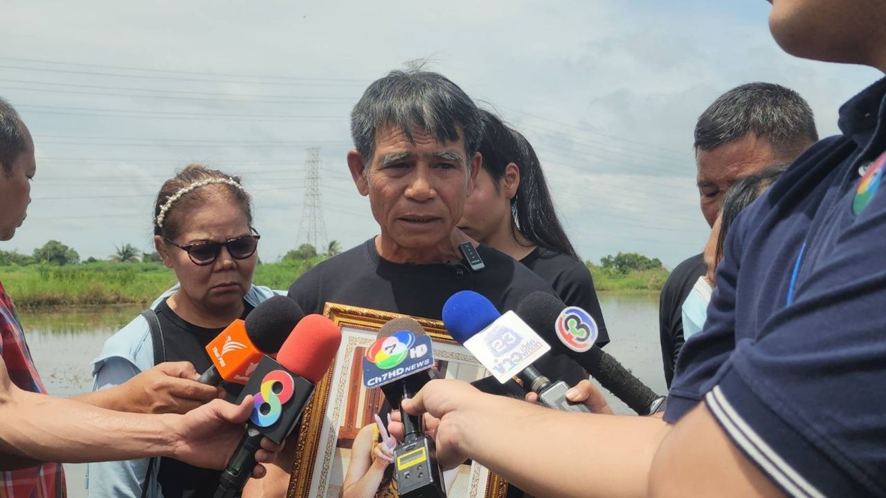 家庭悲痛地为失踪12年的工厂女孩“农咖”举行灵魂召唤仪式