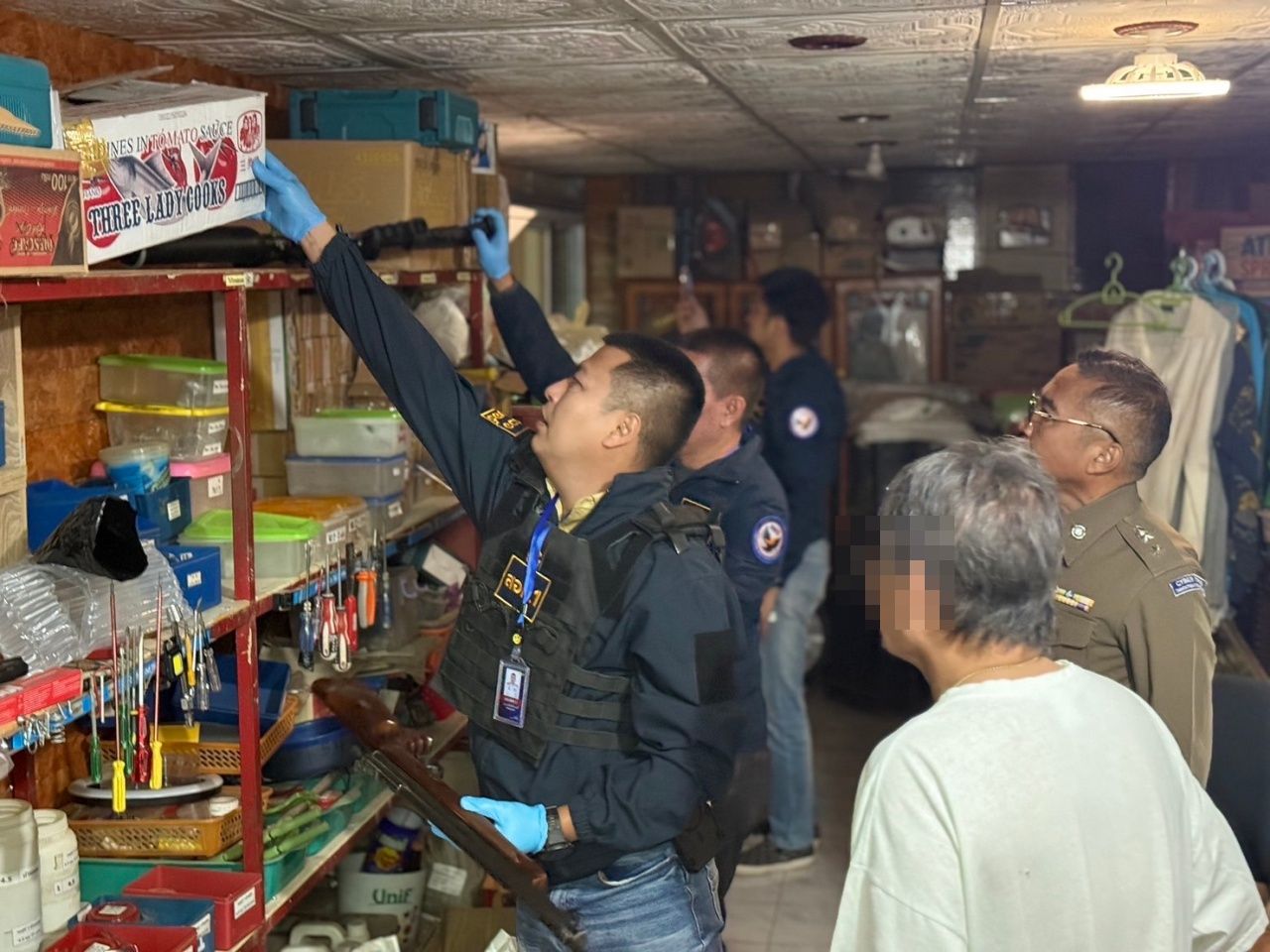 网络警察突袭查获大型子弹生产基地,网上销售,缴获超过20万发子弹