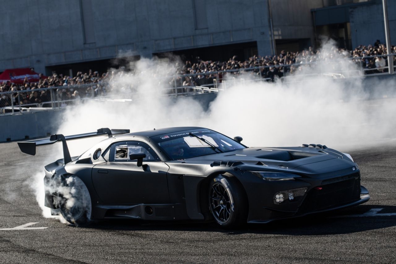 东京漂移：观看TOYOTA GR GT和GR GT3超级旗舰跑车首次漂移表演