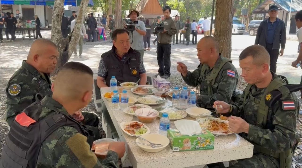 “阿努廷” 前线慰问士兵 共享餐食 赠送“那莱王骑迦楼罗”勋章