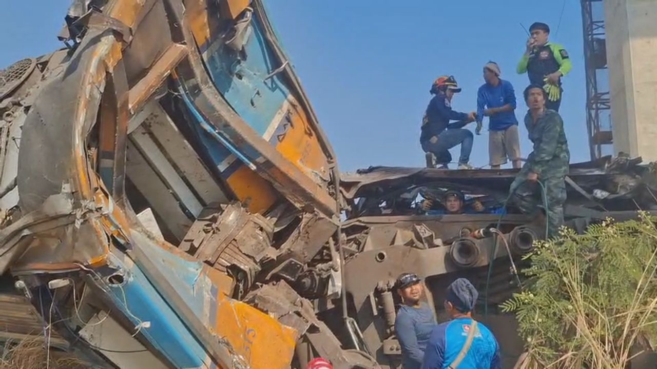 吊车倒塌压在行驶中的火车上,火起紧急救援伤亡者