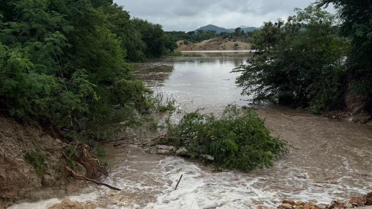 暴雨袭击,博普罗伊县严重,山洪淹没2个镇6个村庄,紧急救援灾民