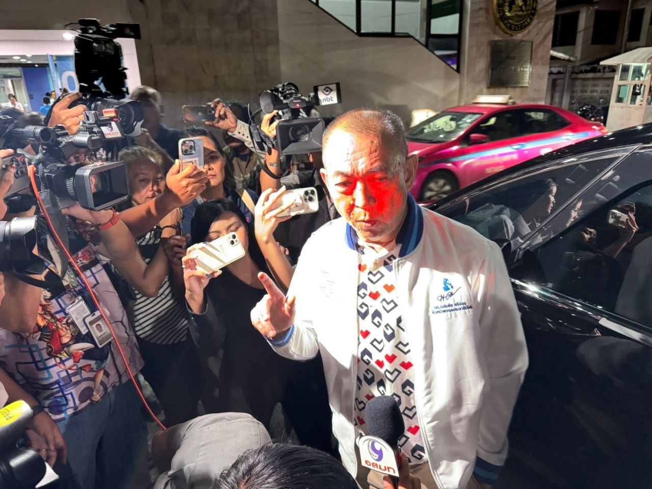民主党以19比7的决议继续参与政府，“查乐猜”否认增加职位谈判
