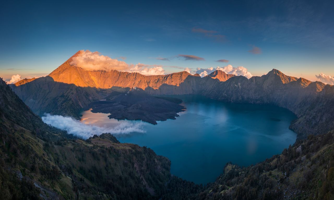 印尼紧急救援巴西女游客滑落临近林贾尼火山口