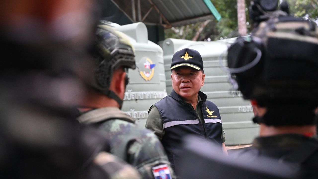 “小卜” 视察泰柬边境，迎接和鼓舞军队