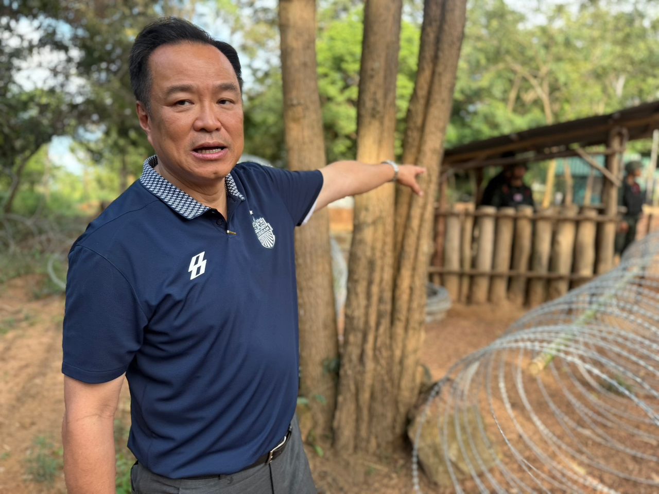 总理指引边境建栅栏并唱军歌激励士气