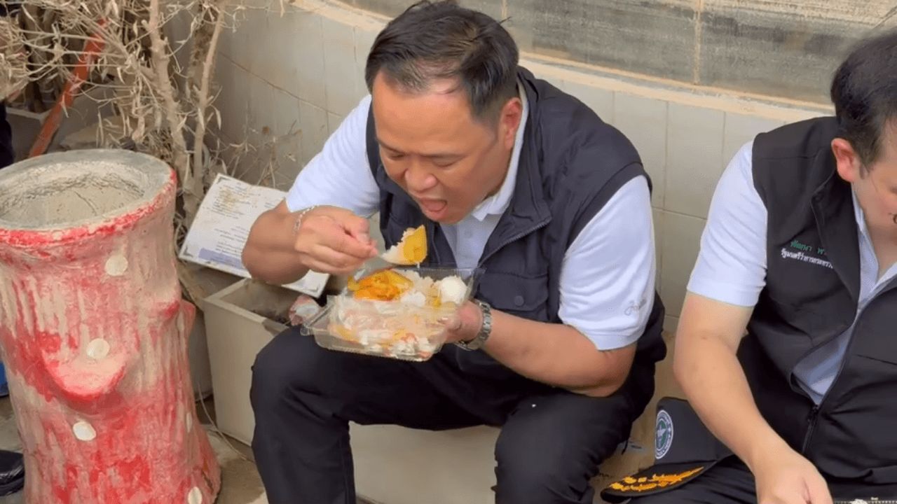 总理与志愿者共进便当,称“味道很好但稍少”