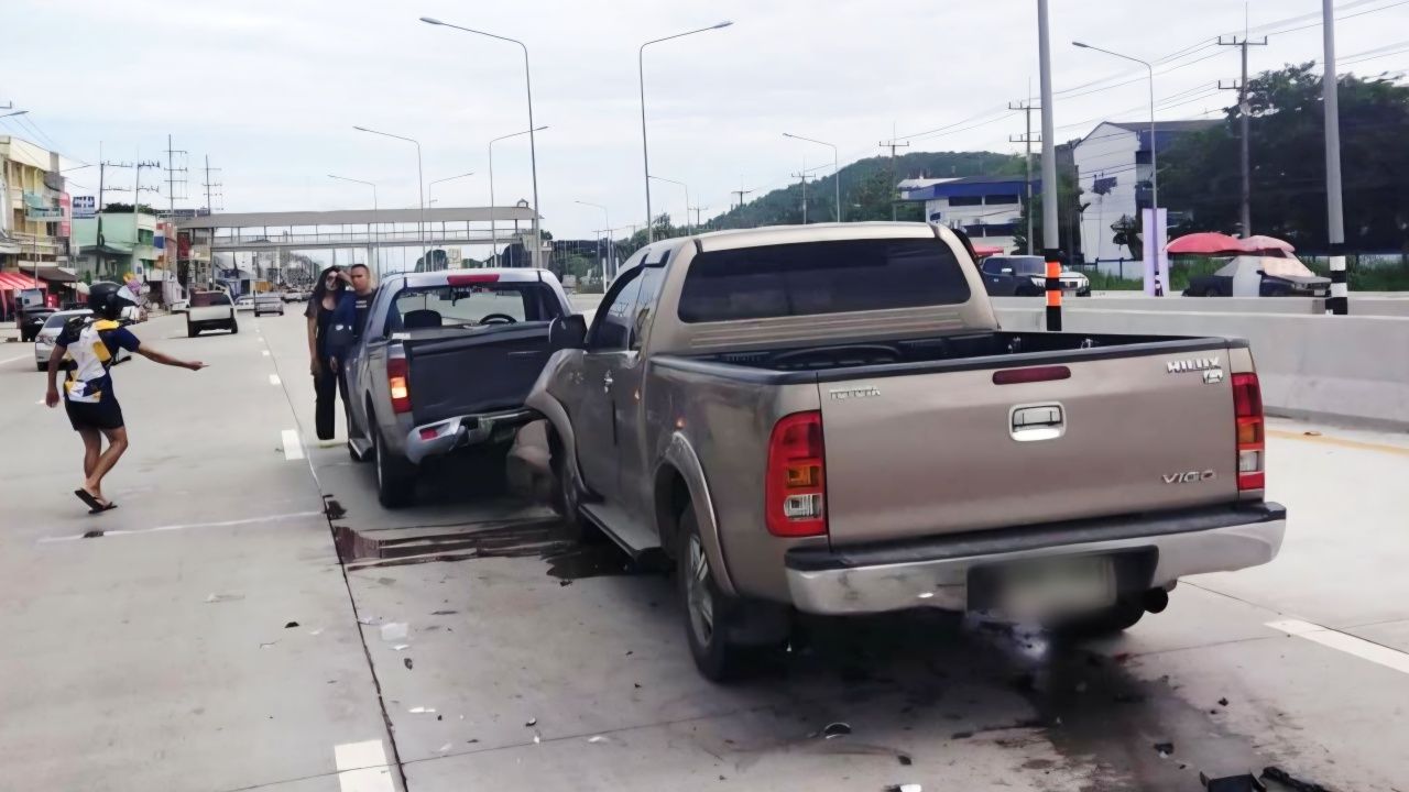 车祸惨烈 皮卡停下来救“小猫” 突然出现在道路中央 后车刹车不及 撞得尾部全毁