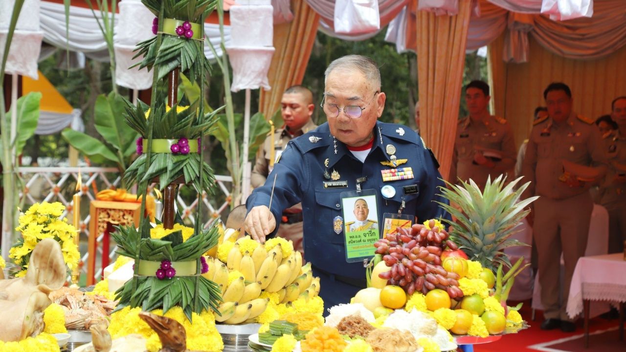 香檀木的首次祭祀仪式在龟武里国家公园举行，以制作皇家灵车和香木棺