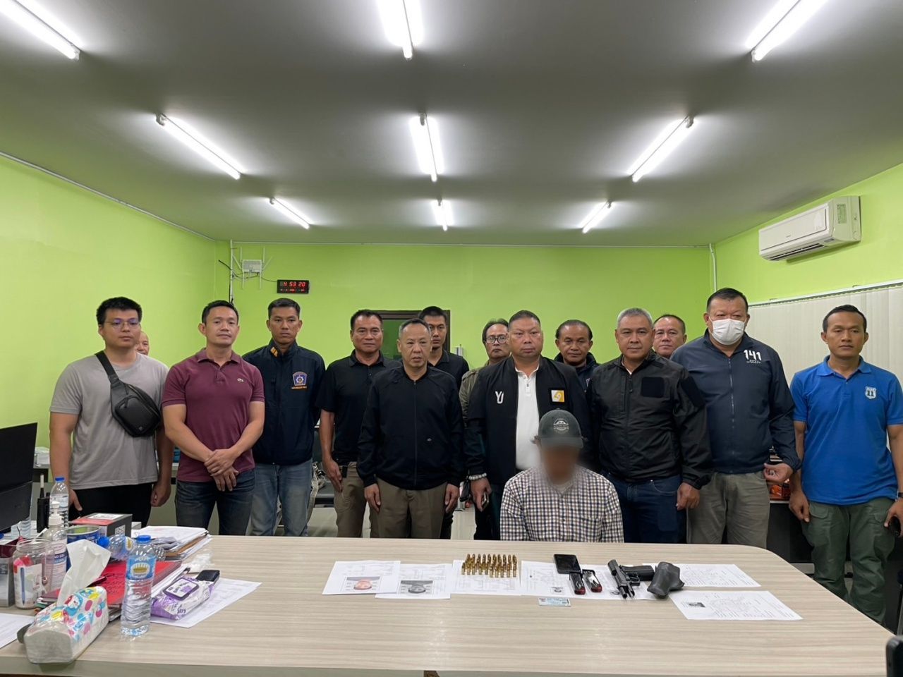 抓捕成功 外卖小哥突袭射杀前夫及其友人，两尸横留医院内，称因遭背叛心生怨恨