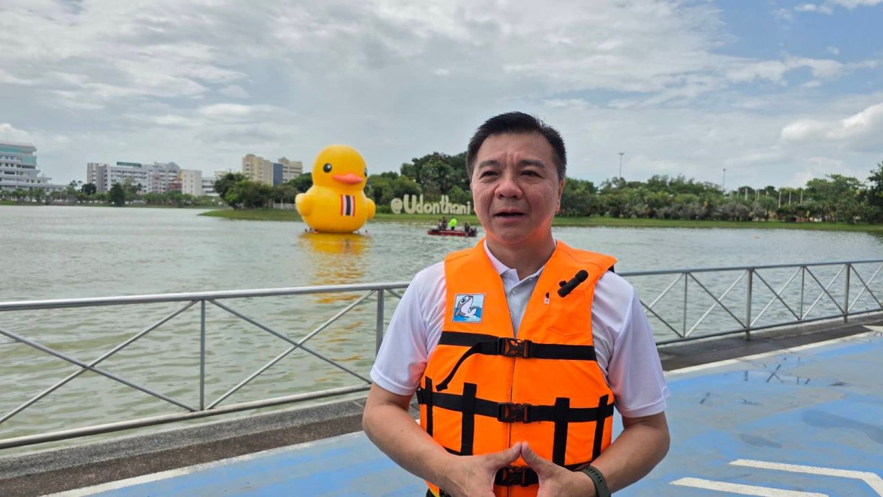乌隆府的黄色小鸭回来了，带着国旗为前线战士打气，民众纷纷拍照留念
