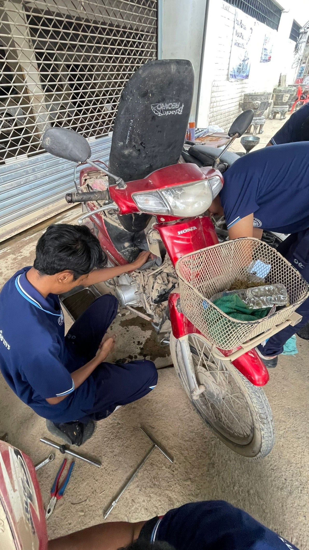 “博士艾” 率领职业团队开设摩托车维修点，迅速恢复公众生产设备