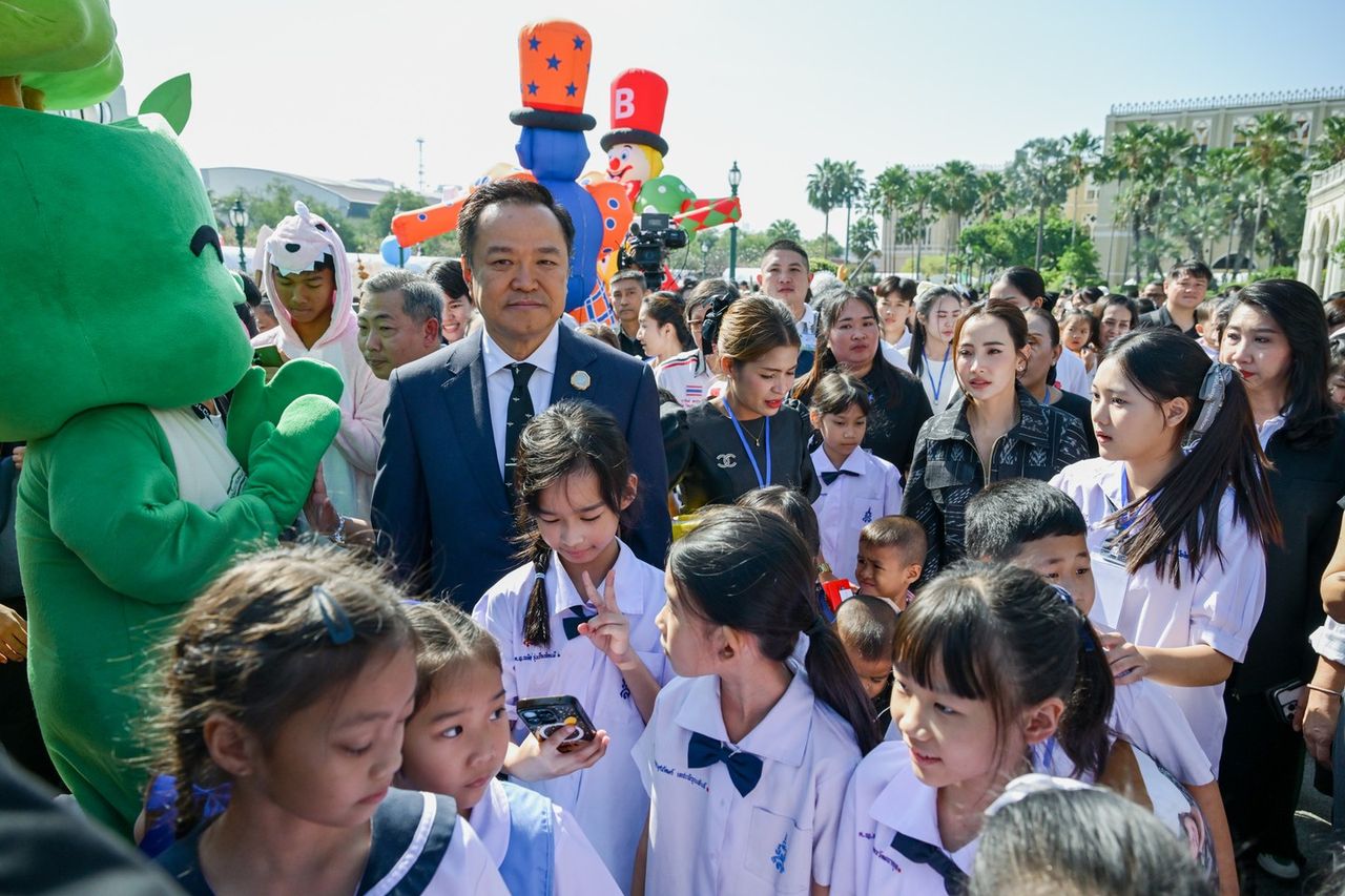 “阿努廷” 邀请泰国儿童“热爱泰国，关注世界” 孩子们蜂拥自拍，祝愿成为第二任总理