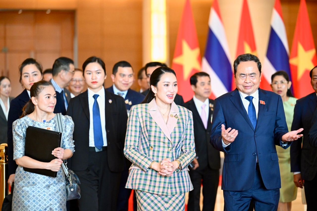 “英克”提议越南举办两国友好城市活动，支持旅游业