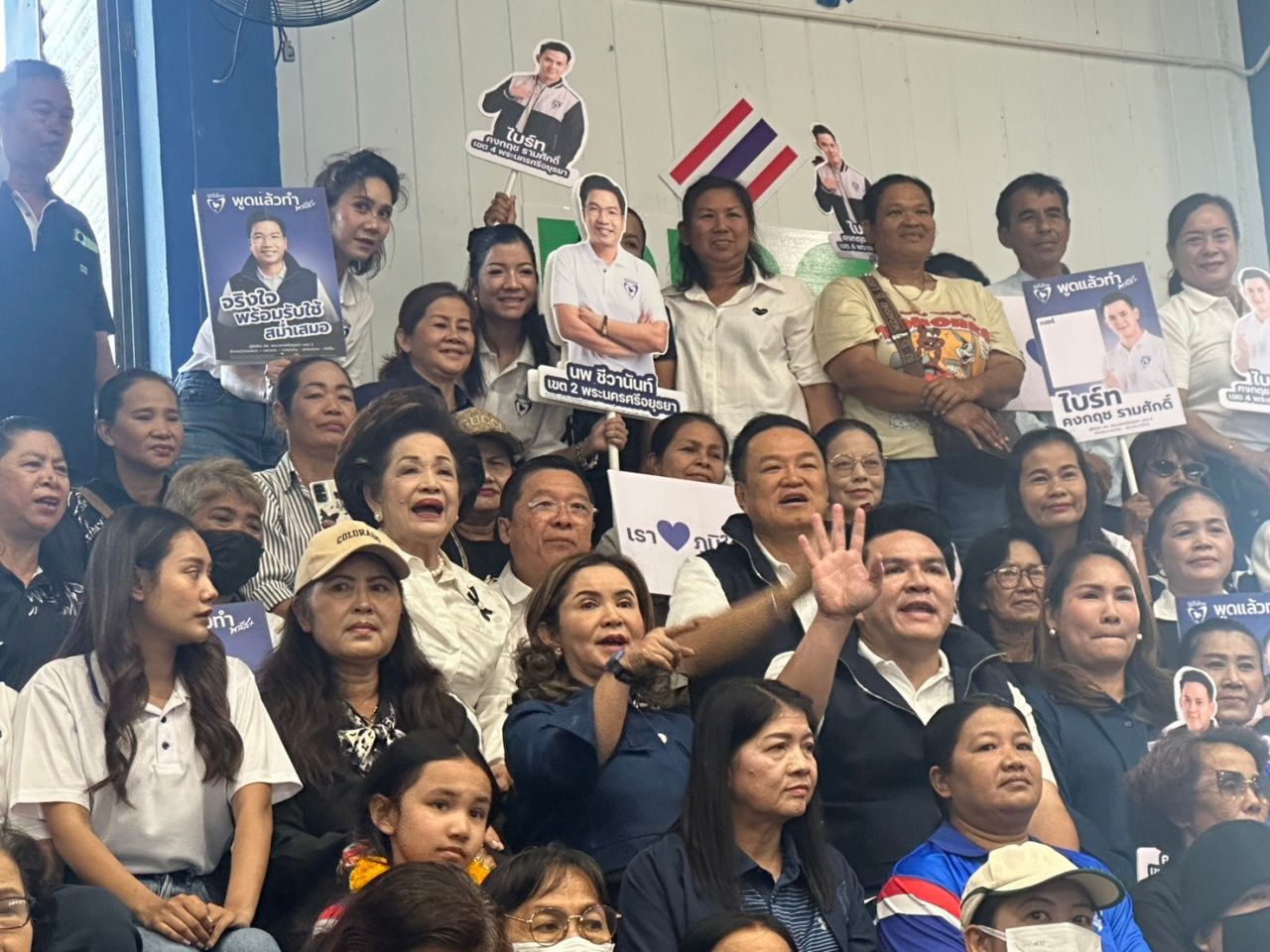 “阿努霆”在大城省为泰自豪党候选人加油，希望全省夺旗