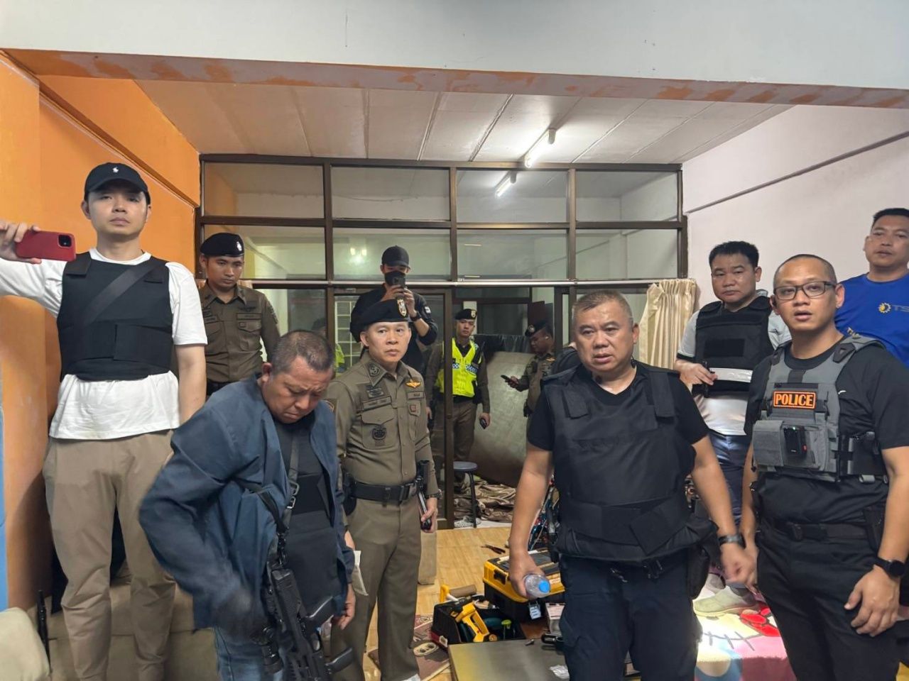 丈夫残忍地将妻子射杀后弃尸于车内，然后回家睡觉