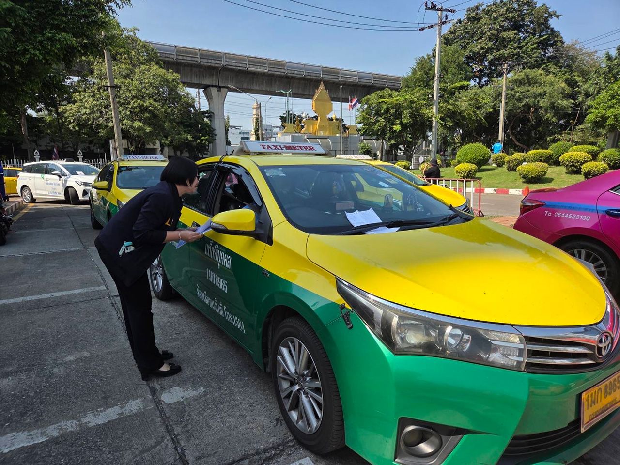 “玛丽卡” 开设柜台帮助“出租车-摩托车”注册“半价加”
