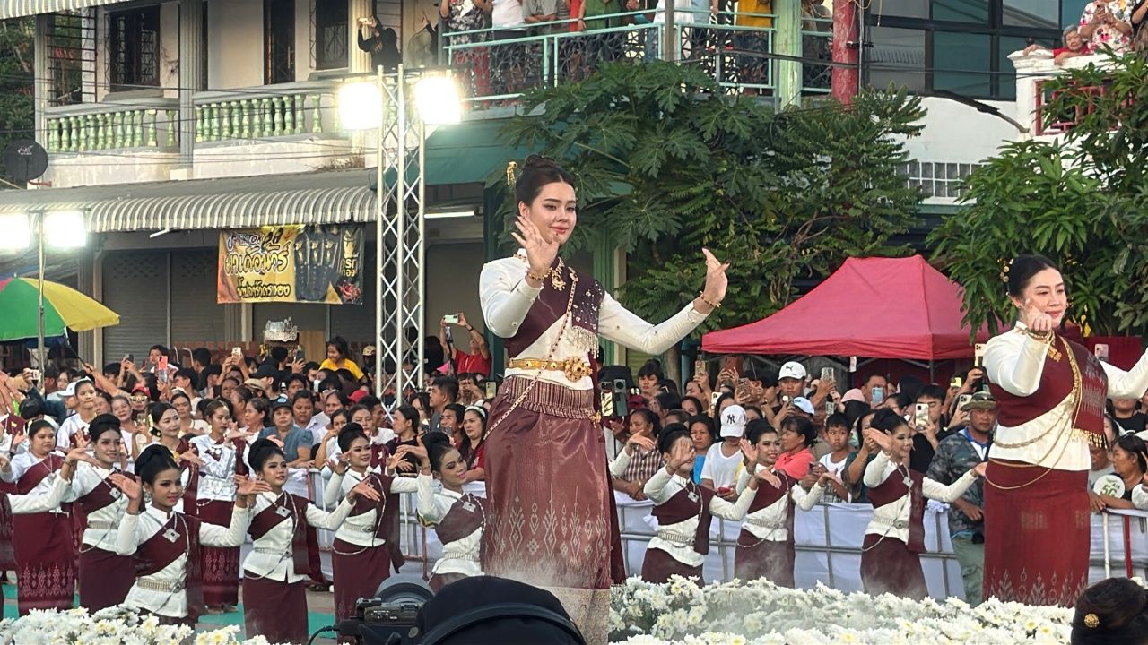 游客不虚此行，“龙火球”在廊开多地升起