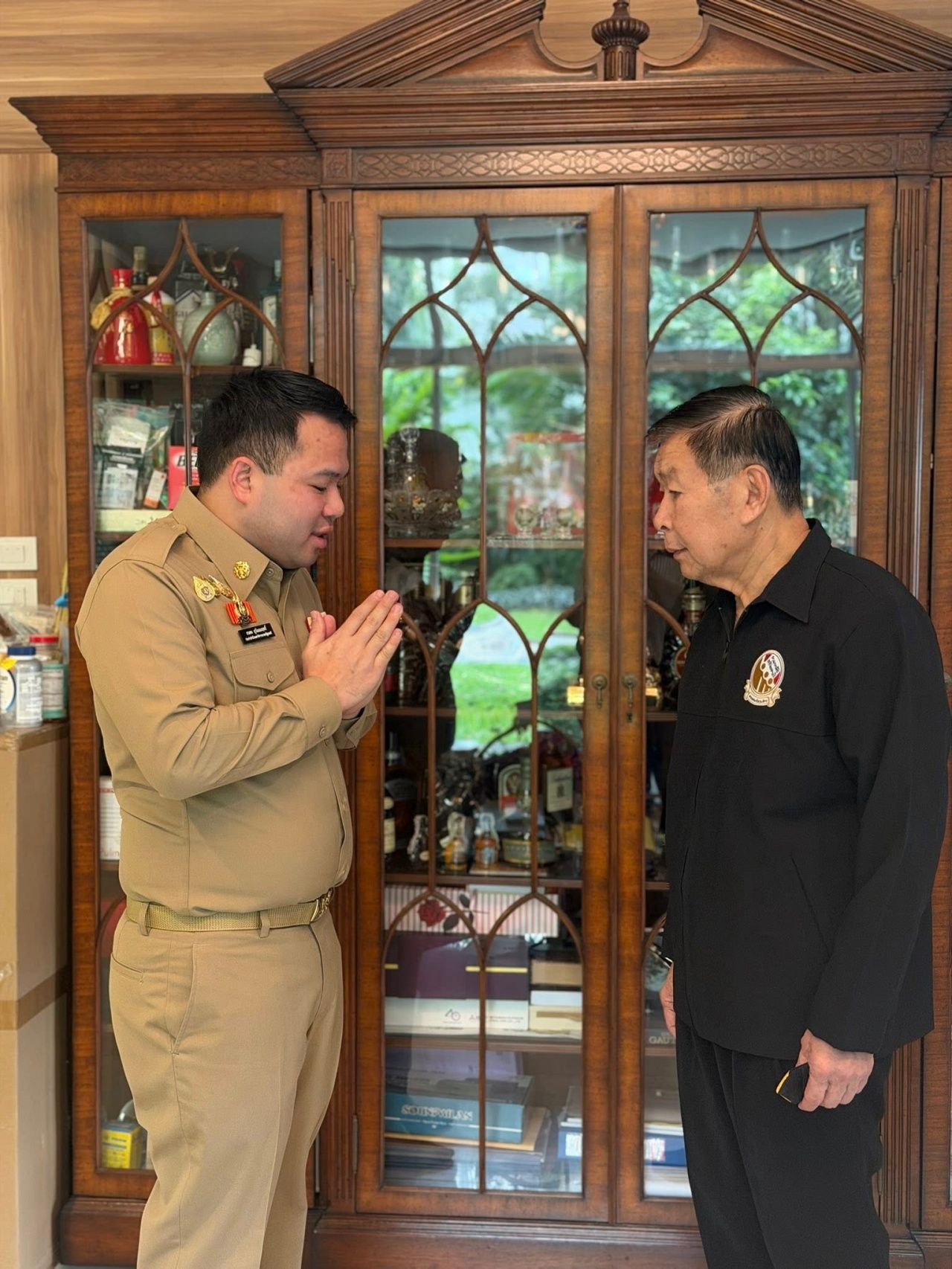 “他农”拜求“色列菲苏”祝福后成为政治公务员,指出是第一位给予政治工作机会的人