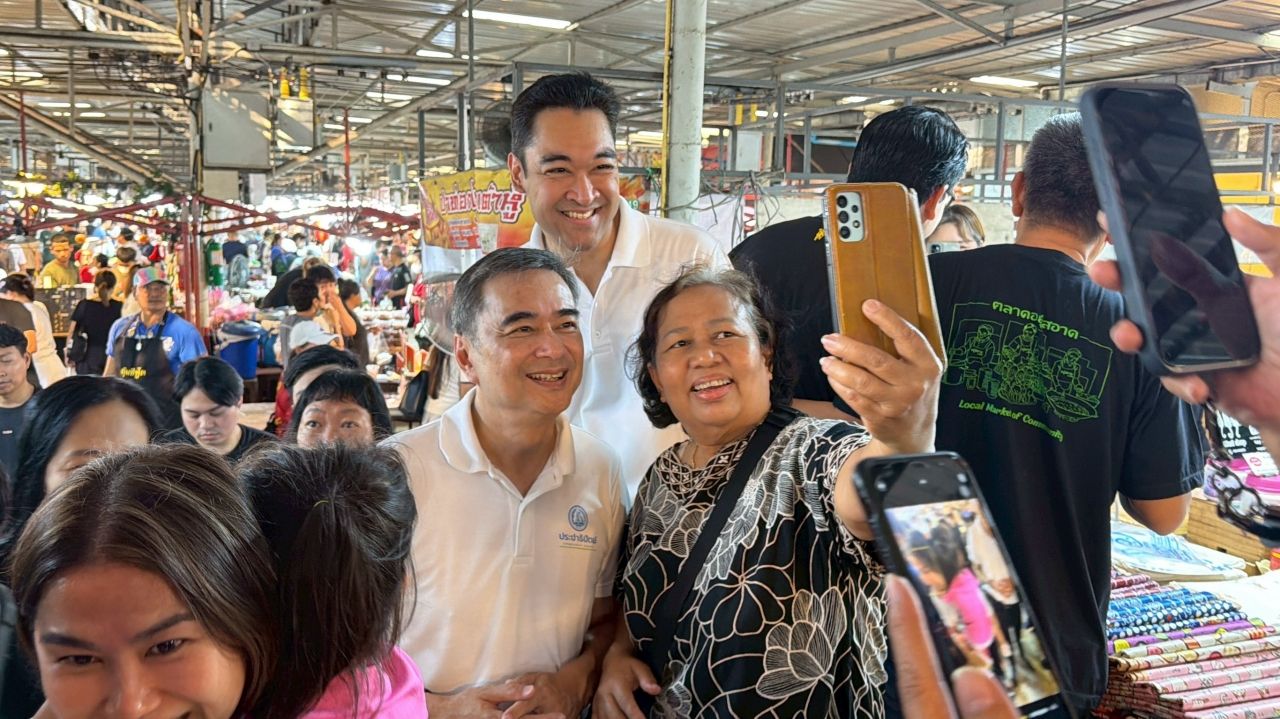 “阿披实”在曼谷三个选区拉票，强调民主党立场，主张清廉政治，不制造分裂