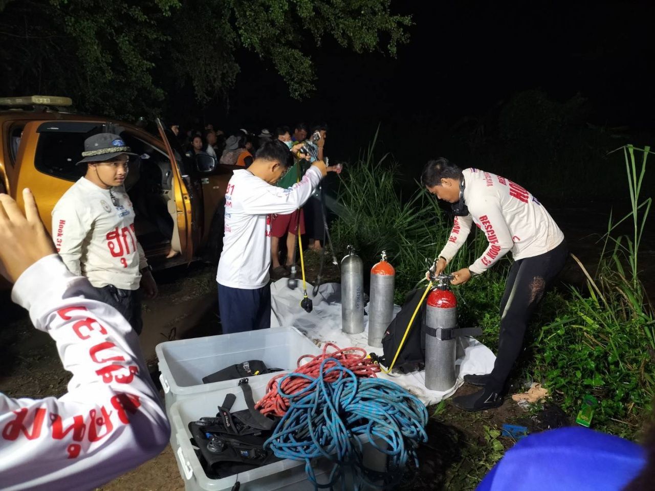 悼念“巴斯” 救援志愿者用铁栏防范村民被洪水冲走