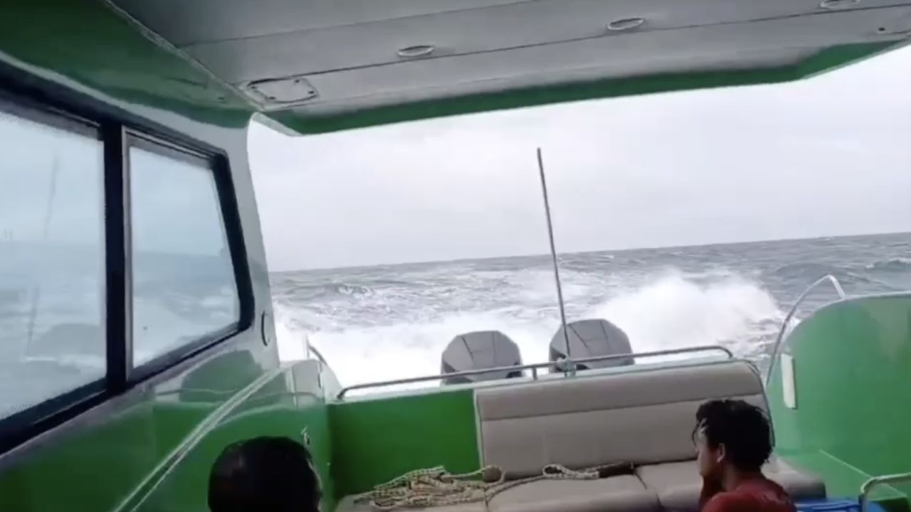 营救时刻：两名渔民在奥南湾被波浪击沉而漂浮在海上