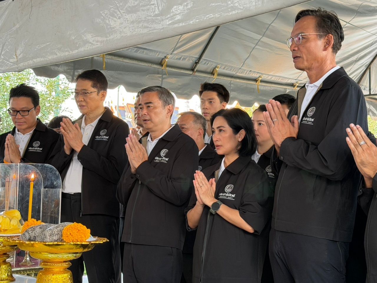 民主党三位总理候选人亮相 “阿披实 - 冈 - 卡蒂”