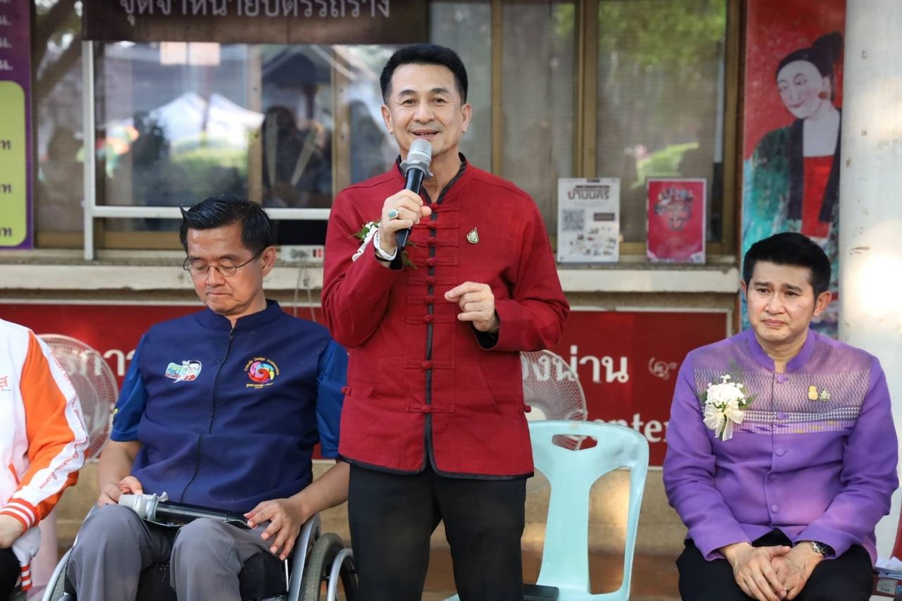 “医生 Chonlanan”的背景，再度被提名为为泰党主席