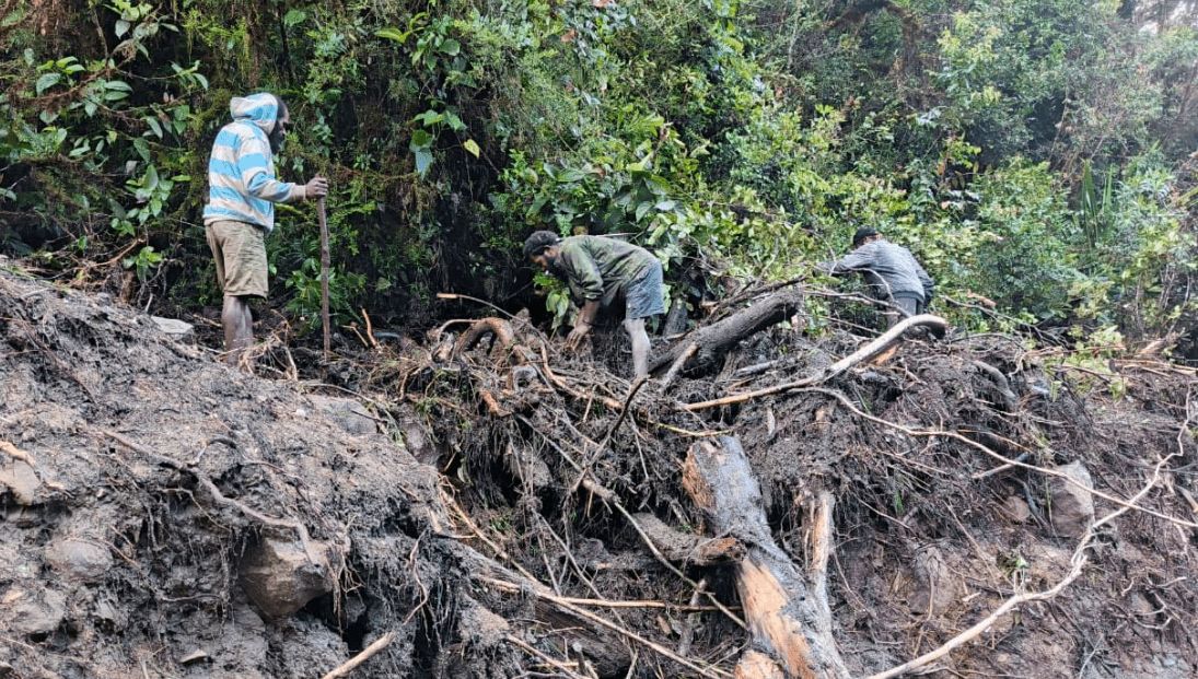 悲剧:印尼泥石流导致15名儿童遇难,另有8人失踪,暴雨仍在持续