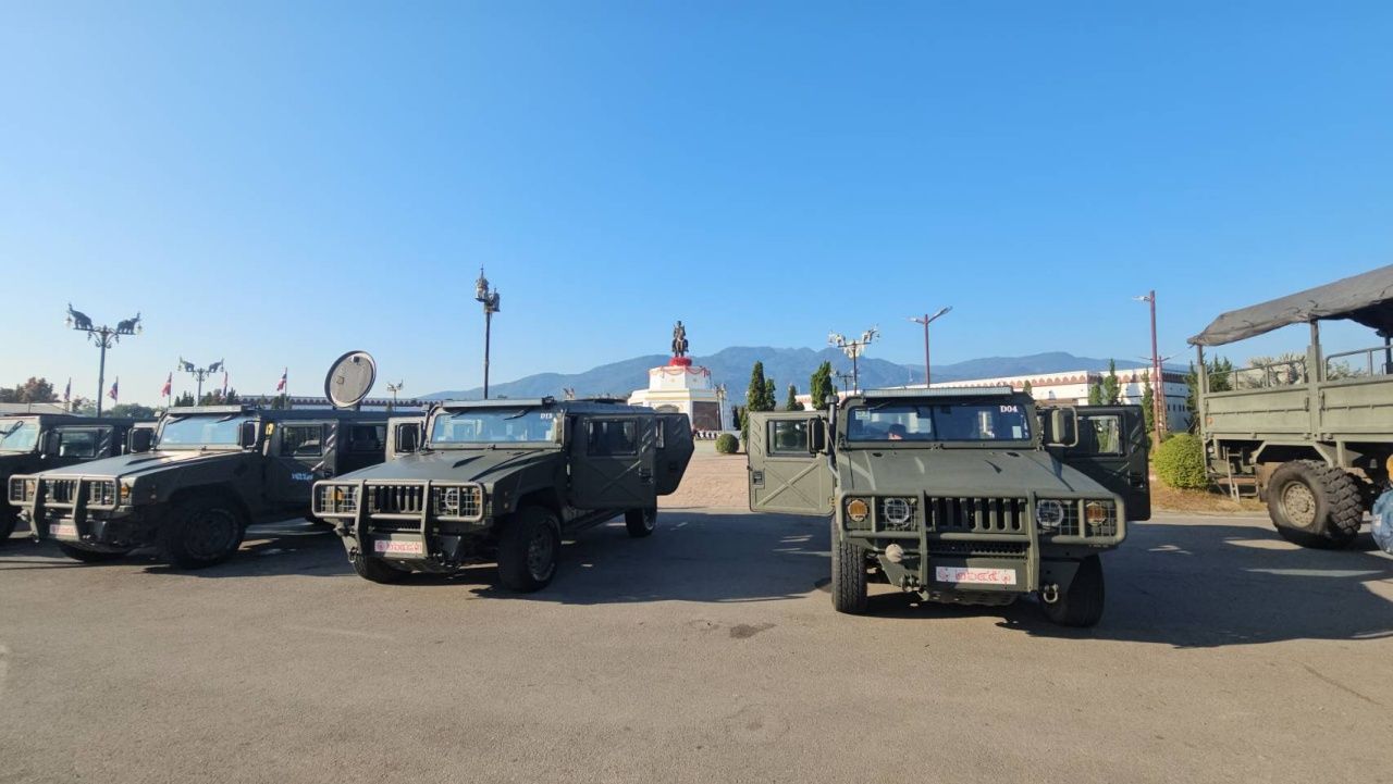 清迈儿童节活动热闹非凡 孩子们兴奋纷纷与“坦克-军事装备”合影