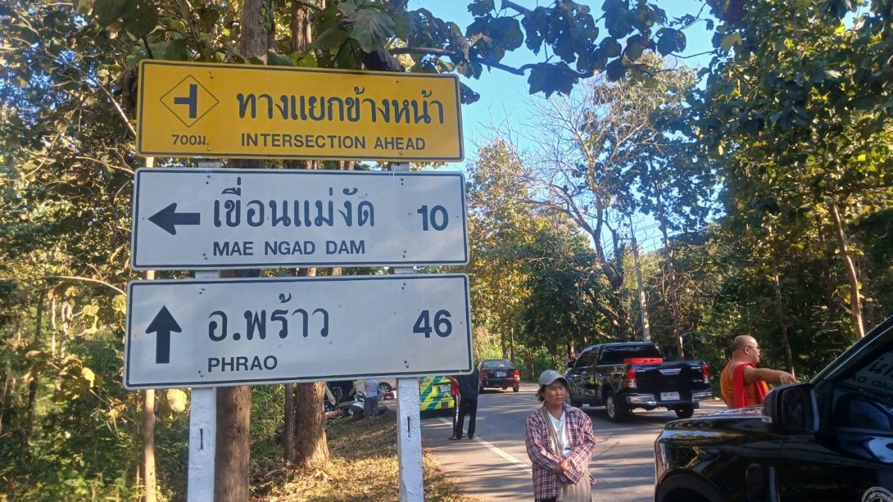 7人受伤 “旅游巴士”失控撞上树 在清迈-普劳街道