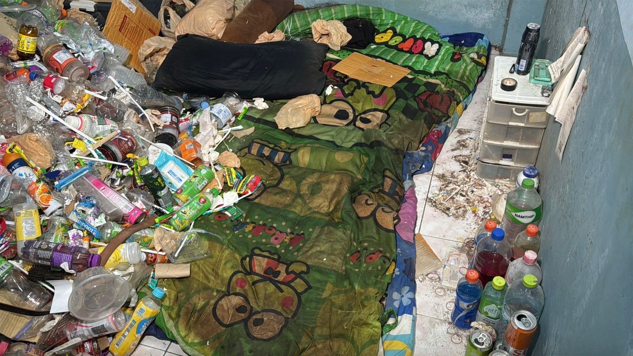 宿舍主人惊呆：帅气年轻男子拖欠房租，打开房间发现垃圾成山